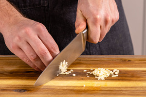 Knoblauch würfeln
