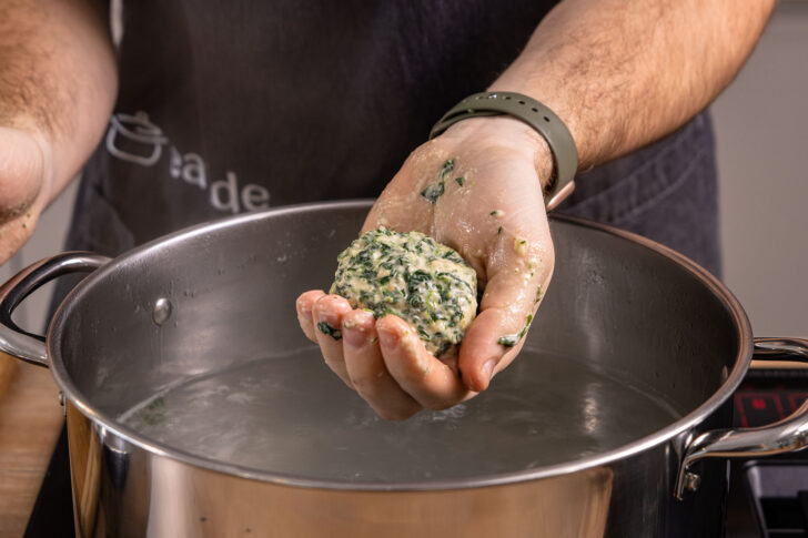 Südtiroler Spinatknödel formen