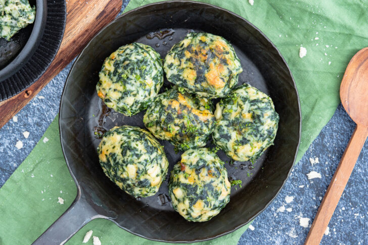 Südtiroler Spinatknödel in der Pfanne