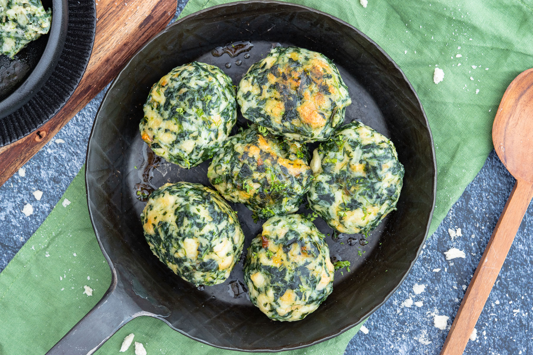 Südtiroler Spinatknödel in der Pfanne