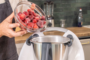 Erdbeeren in den Thermomix geben