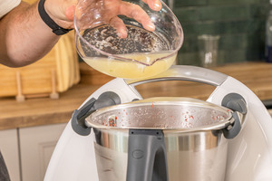 Zitronensaft in den Thermomix geben