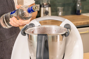 Vodka zum Schneller Erdbeer-Limes Thermomix® geben