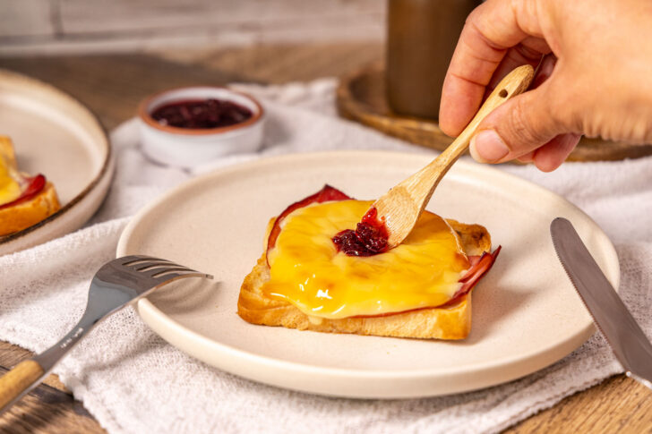 Toast Hawaii mit Preiselbeeren