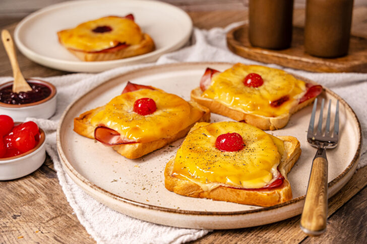 Toast Hawaii mit Kirschen und Preiselbeeren