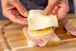 mit Käse belegen