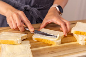 Toast mit Butter bestreichen