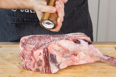 Tomahawk-Steak würzen