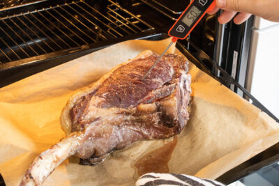 Kerntemperatur beim Tomyhawk-Steak mit einem Bratenthermometer überprüfen