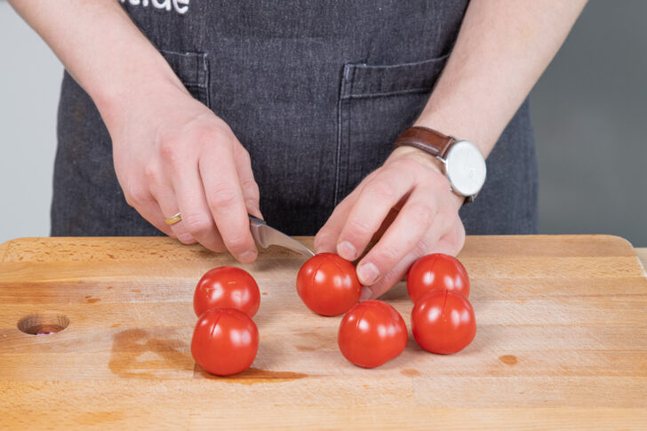 Tomaten einschneiden
