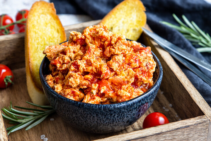 Tomatenbutter mit frischen Tomaten