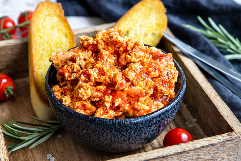 Tomatenbutter mit frischen Tomaten