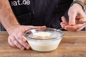 Sahne, Eigelb und Parmesan verrühren