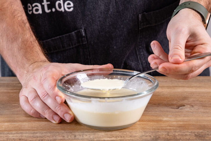 Sahne, Eigelb und Parmesan verrühren