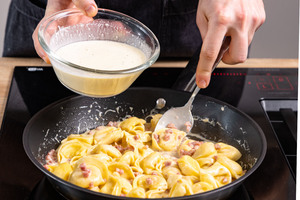 Parmesan-Soße dazugeben