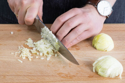 Zwiebel und Knoblauch fein würfeln
