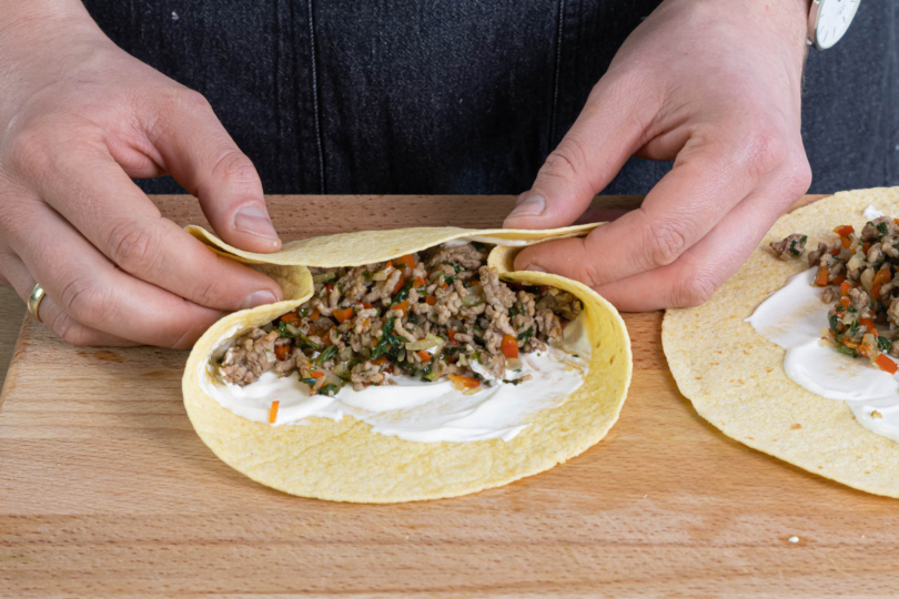 Enchiladas mit Hackfleischmasse füllen und zusammenrollen