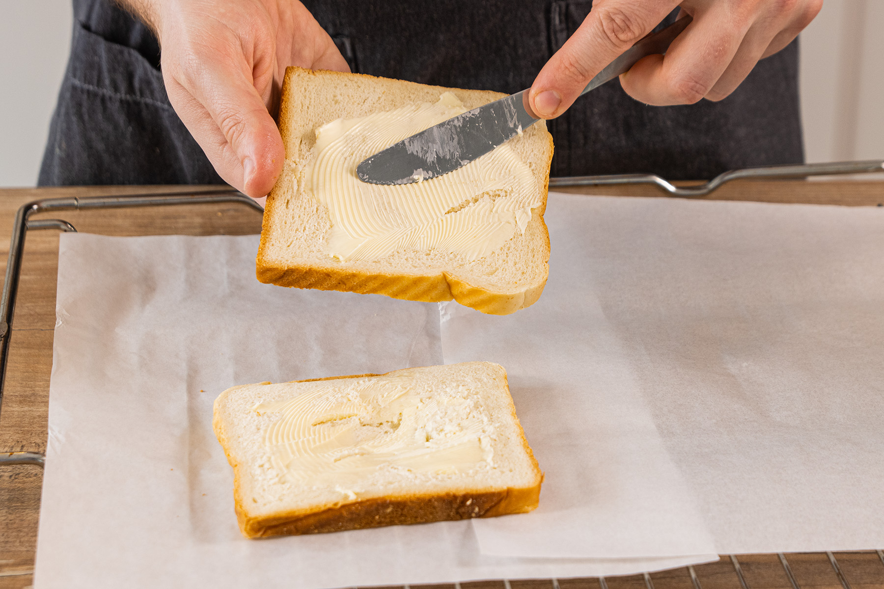 Toast mit Butter beschmieren