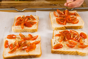 Toast mit italienischen Kräutern würzen