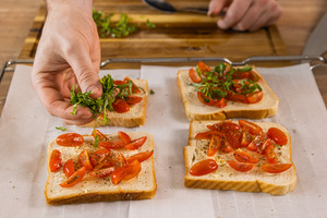 Toast mit Basilkum belegen