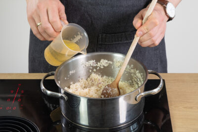 Risotto mit Weißwein ablöschen