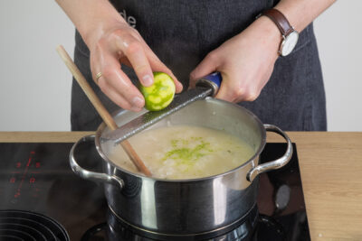 Limettenschale abreiben