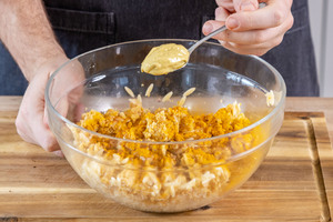 Senf zu dem veganen Eiersalat geben