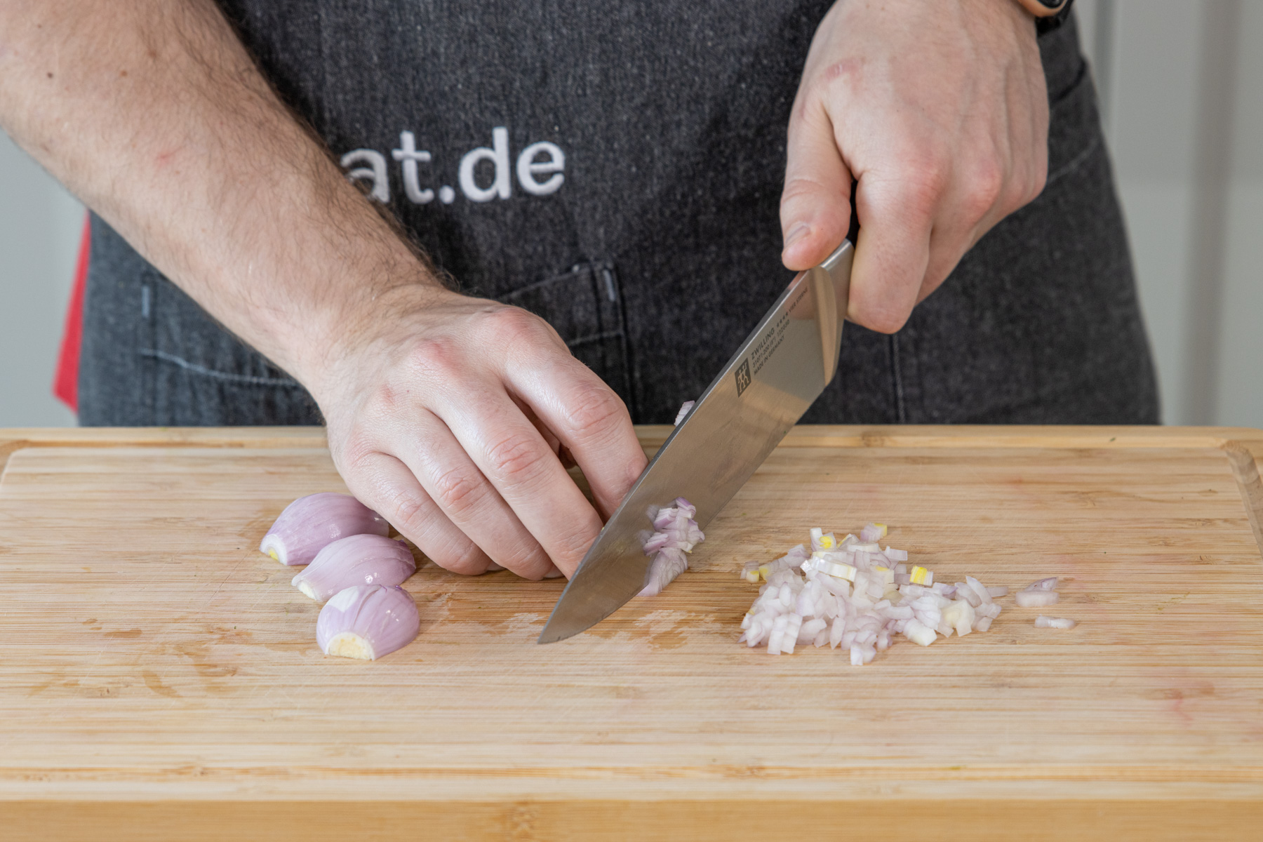 Schalotten würfeln