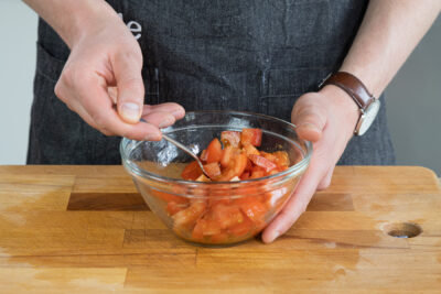 Tomaten mit Gewürz verrühren