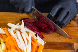 Rote Bete in Streifen schneiden