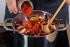 gehackte Tomaten zu dem Gemüse geben