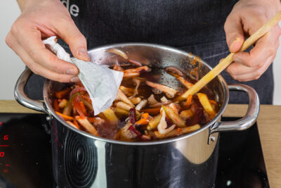 Den Gewürzbeutel zu dem vegetarischen Borschtsch geben