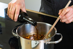 Schwarzbier zu Gemüse und Brühe gießen