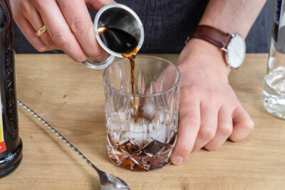 Kahlua ins Glas gießen