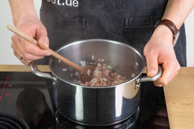 Speck und Zwiebeln anbraten
