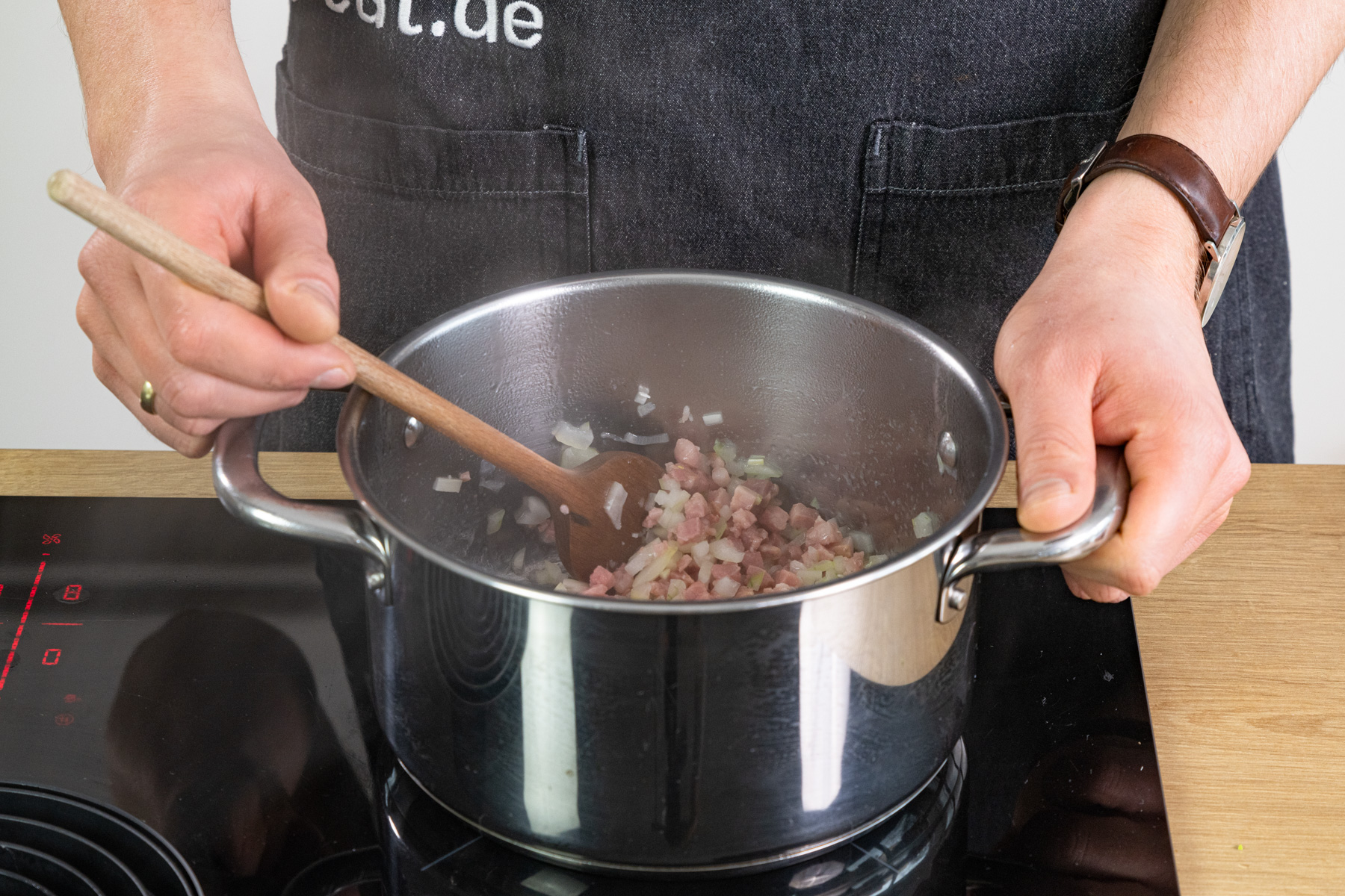 Speck und Zwiebeln anbraten