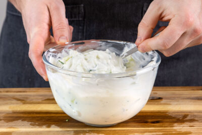 Zaziki mit Quark verrühren