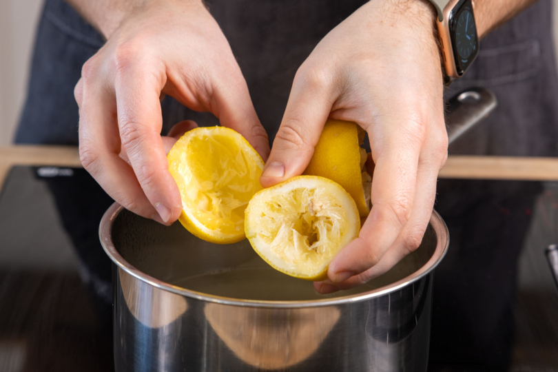 Ausgepresste Zitronen dazugeben