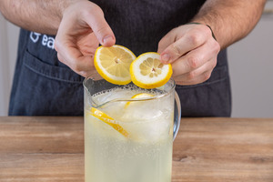 Zitronenscheiben zur Zitronenlimonade geben