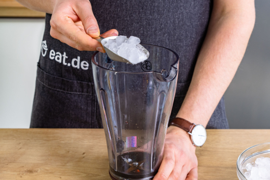 Crushed Ice dazugeben