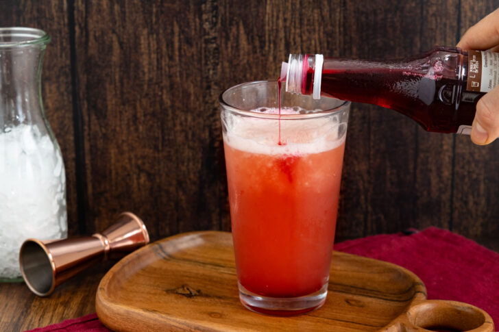 Grenadine zu Zombie Cocktail geben