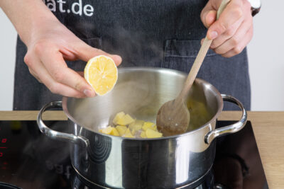 mit Zitronensaft ablöschen