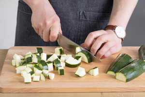 Zucchini klein schneiden