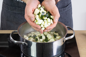 Zucchini in den Topf geben