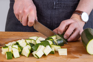 Zucchini würfeln