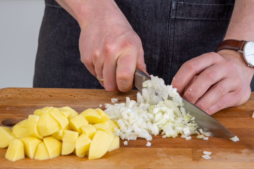Kartoffel und Zwiebel klein schneiden