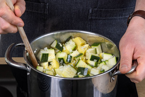 Zucchini, Kartoffel und Zwiebel anschwitzen