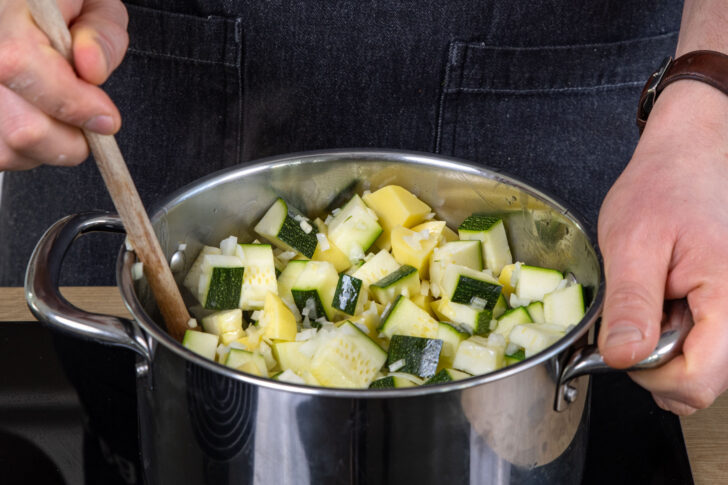 Zucchini, Kartoffel und Zwiebel anschwitzen
