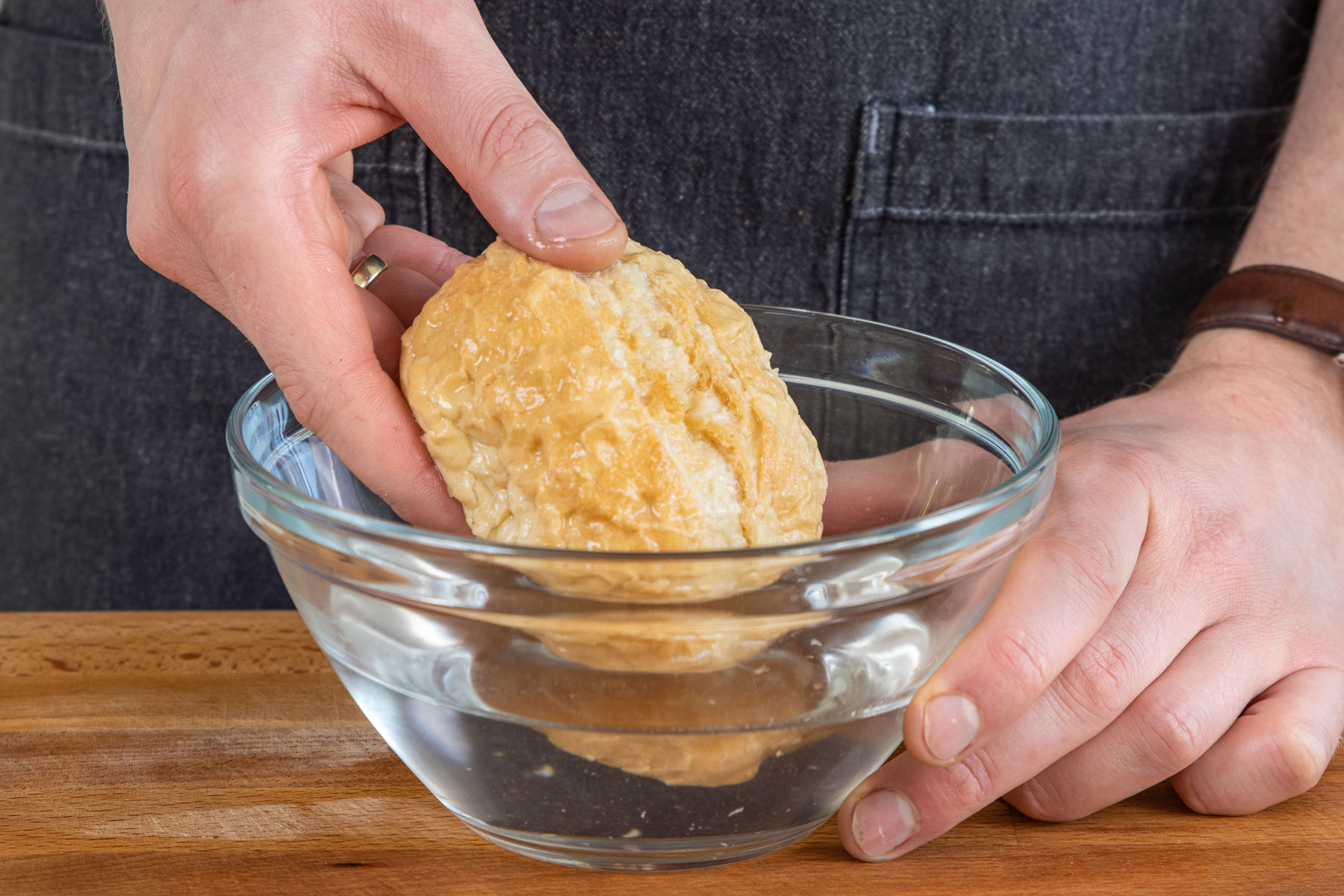 altbackenes Brötchen einweichen