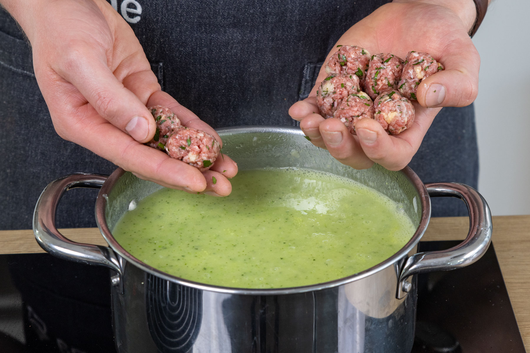 Hackbällchen zur Zucchinisuppe geben